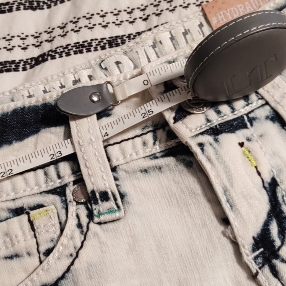 Tilly's HYDRAULIC | Acid Washed Mini Shorts - Picture 8 of 8
